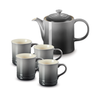 Th&eacute;i&egrave;re et ensemble de quatre tasses classiques